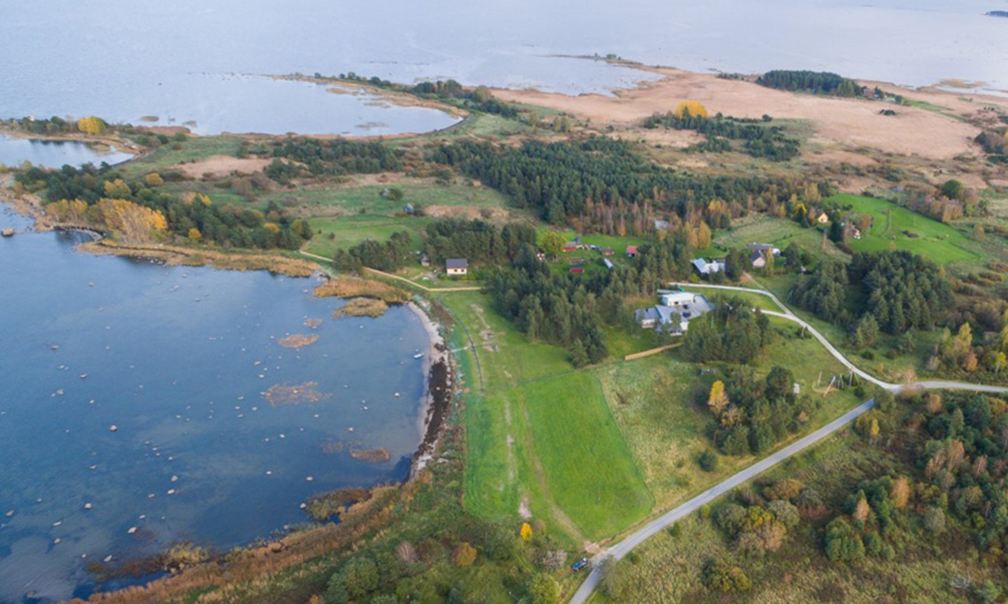 Asub Soome lahe rannikul. Mahu küla on esmakordselt mainitud Taani hindamisraamatus 1241. Seal on sadam. Külast lääne poole jääb Mahu soo. Mahu külas on sündinu